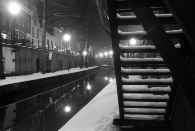 883881 Gezicht op de Nieuwegracht te Utrecht, tijdens winterse omstandigheden, bij nacht.